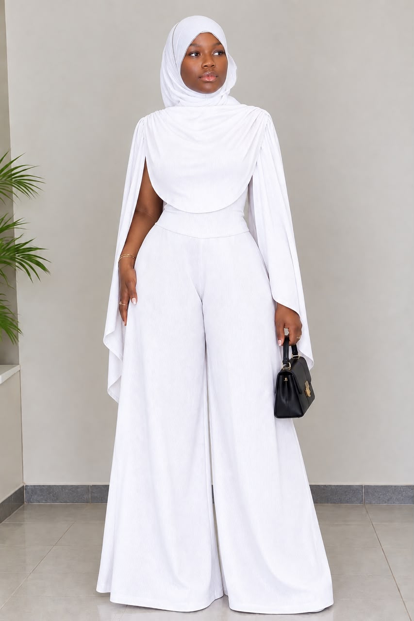 Ensemble blanc avec cape et pantalon ample